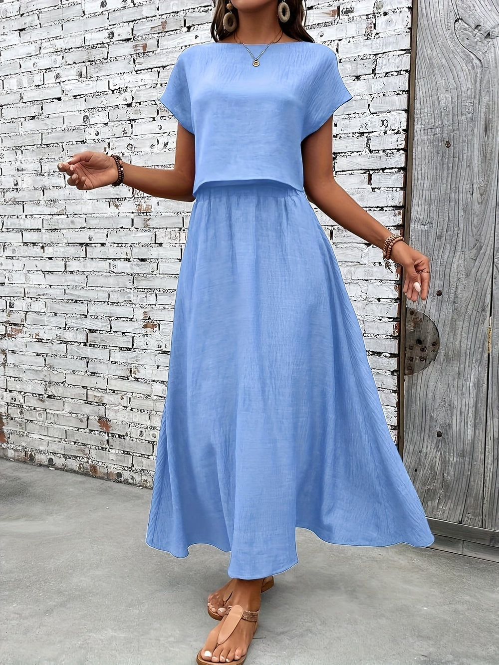 Modernes Damen Zweiteiler Set mit Crop Top & Maxirock. Ideal für elegante Freizeit-Looks im Sommer.