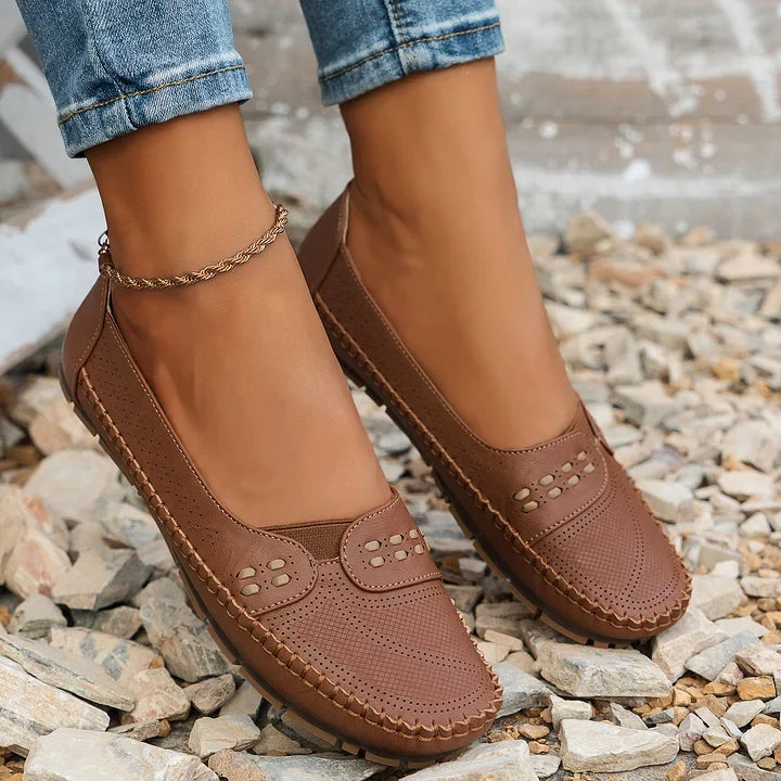 Paar Elora Slip-On Damenschuhe, präsentieren ihr schlankes Design & die hochwertige Verarbeitung.
