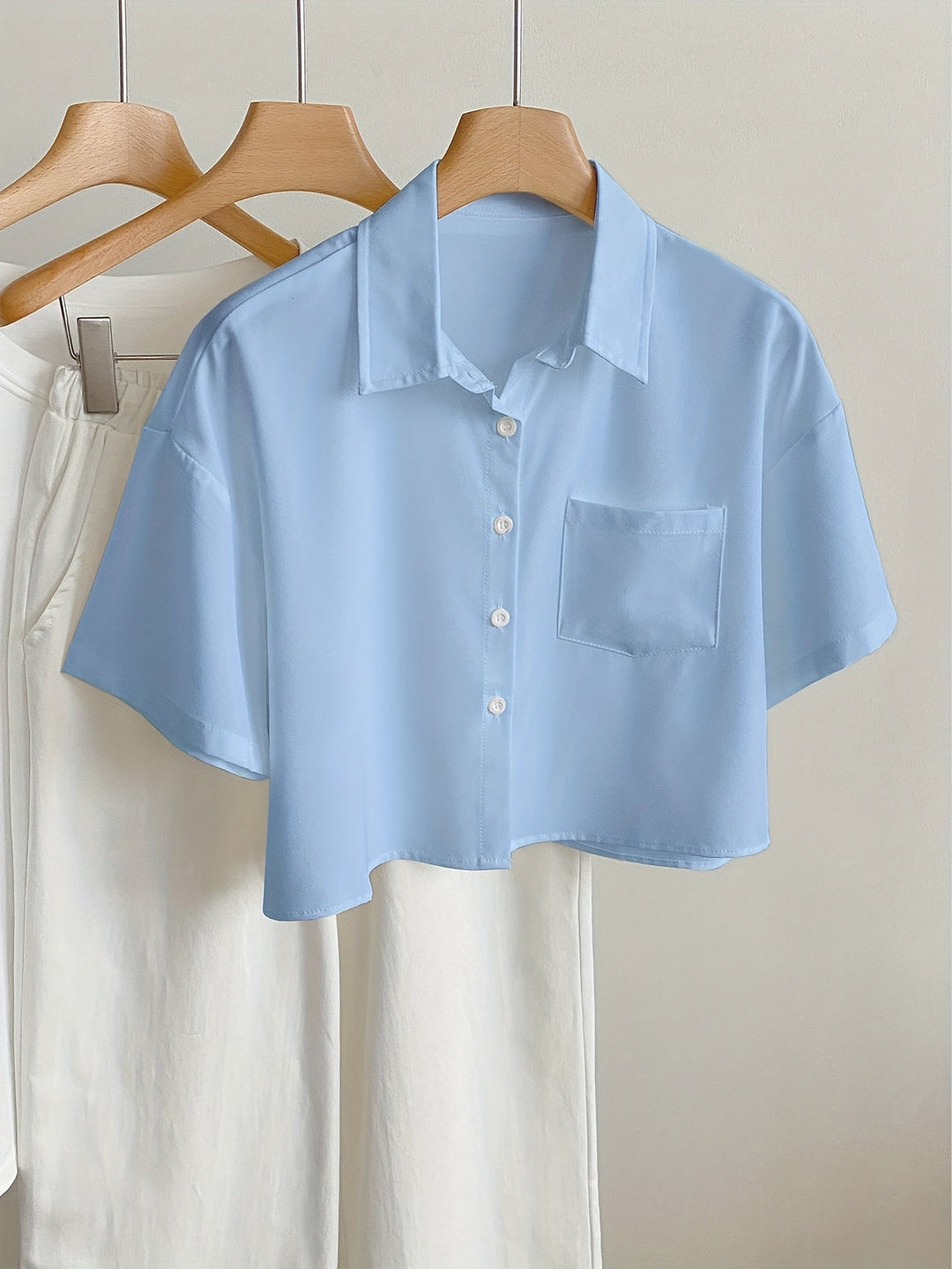 Moderne Damen Kurzarm Bluse mit Cropped Design, perfekt für warme Sommertage.
