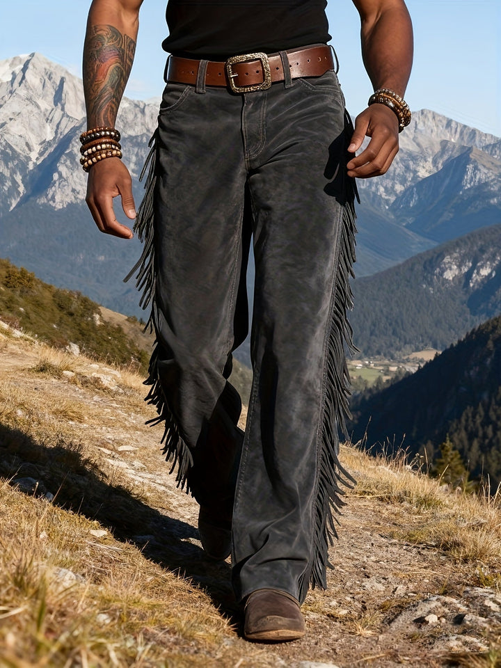 Moderne Herrenhose in Wildlederoptik. Lockerer Schnitt mit Western-Fransen für stilvollen Auftritt.