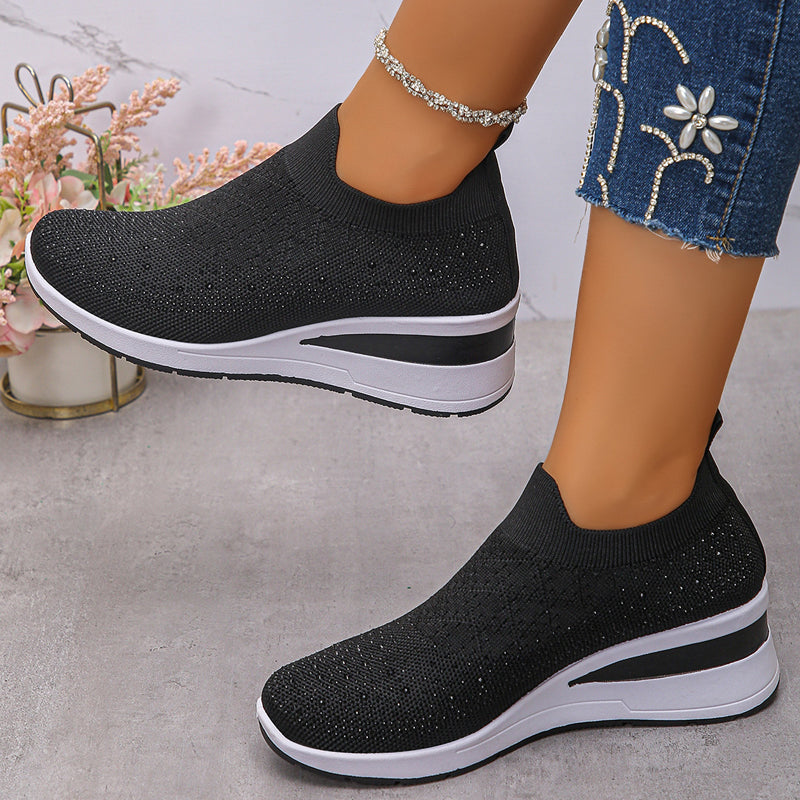 Orthopädische Damen Komfortschuhe: Turnschuhe bieten optimale Unterstützung für schmerzfreie Schritte.