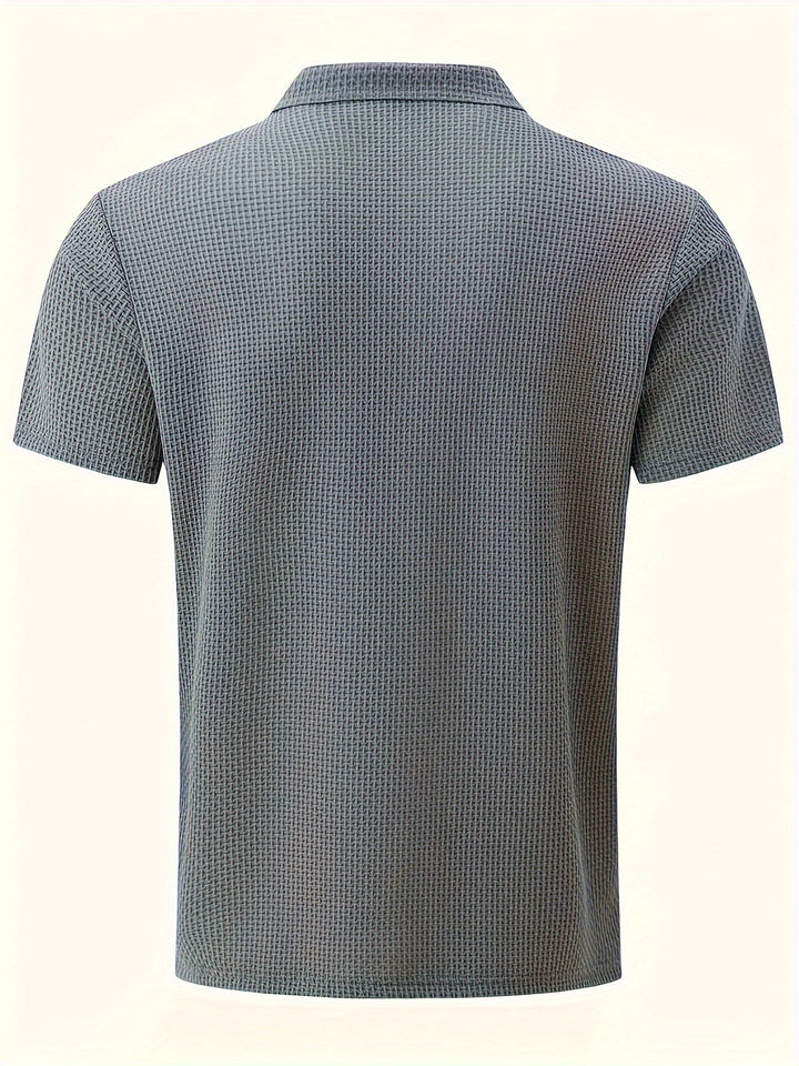 Sommerliches Herren-Poloshirt, leicht und luftig, ideal für warme Tage und Freizeitaktivitäten.