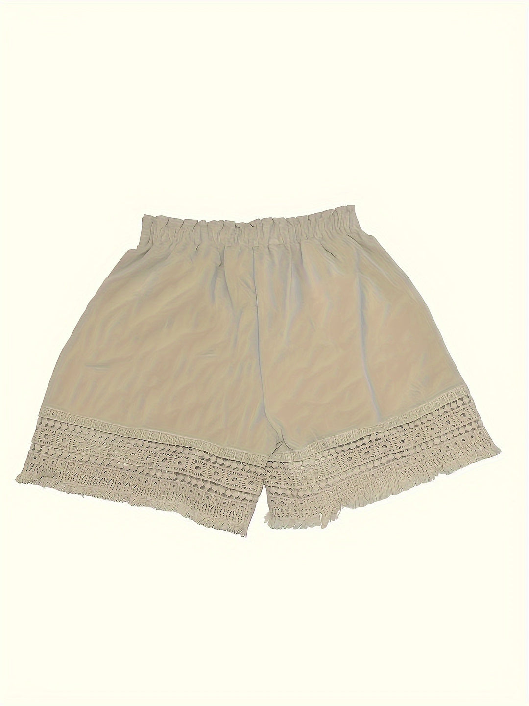 Weiße Damen Kurze Hose im Boho-Stil, mit dekorativem Häkeleinsatz für warme Sommernächte.