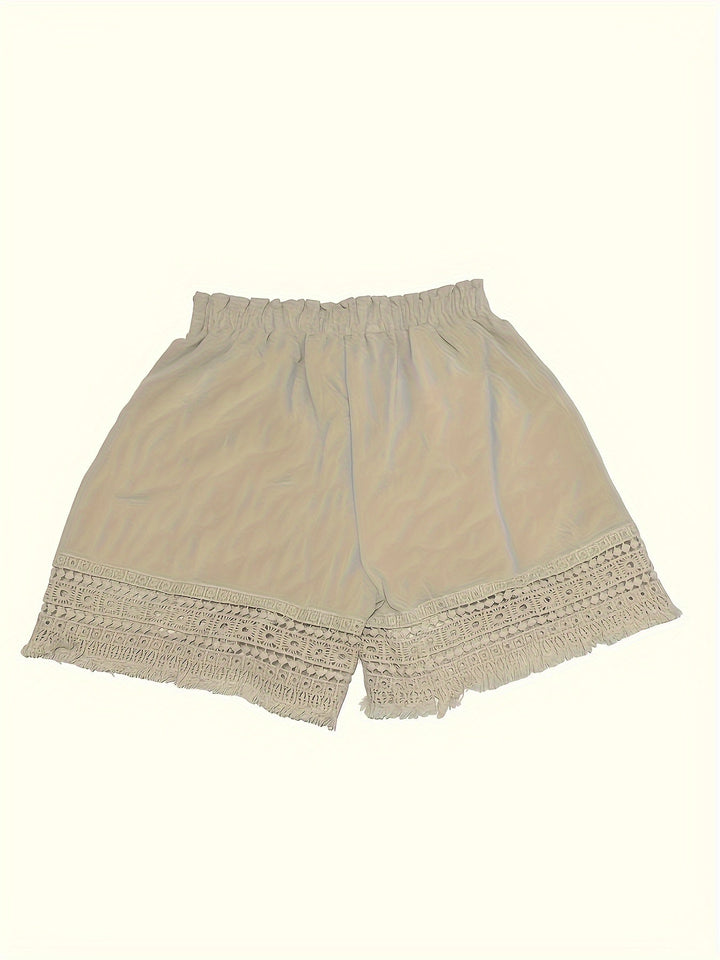 Weiße Damen Kurze Hose im Boho-Stil, mit dekorativem Häkeleinsatz für warme Sommernächte.