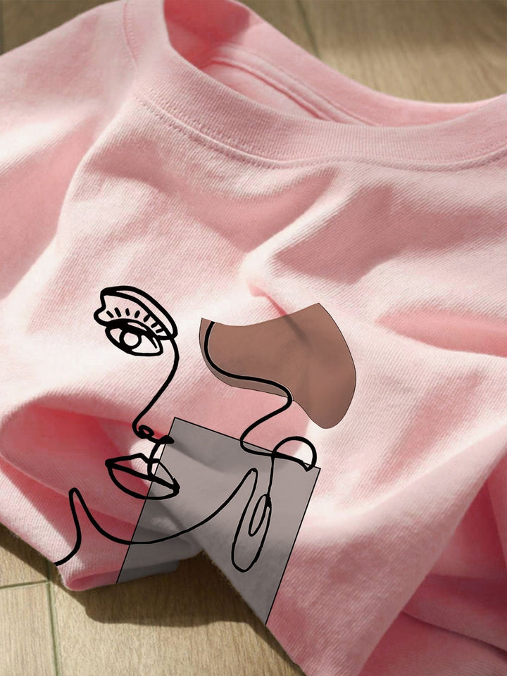 Damen T-Shirt: Nahaufnahme des einzigartigen abstraktem Gesicht Prints. Modernes Kurzarm Shirt in Weiß für Sommer-Mode.