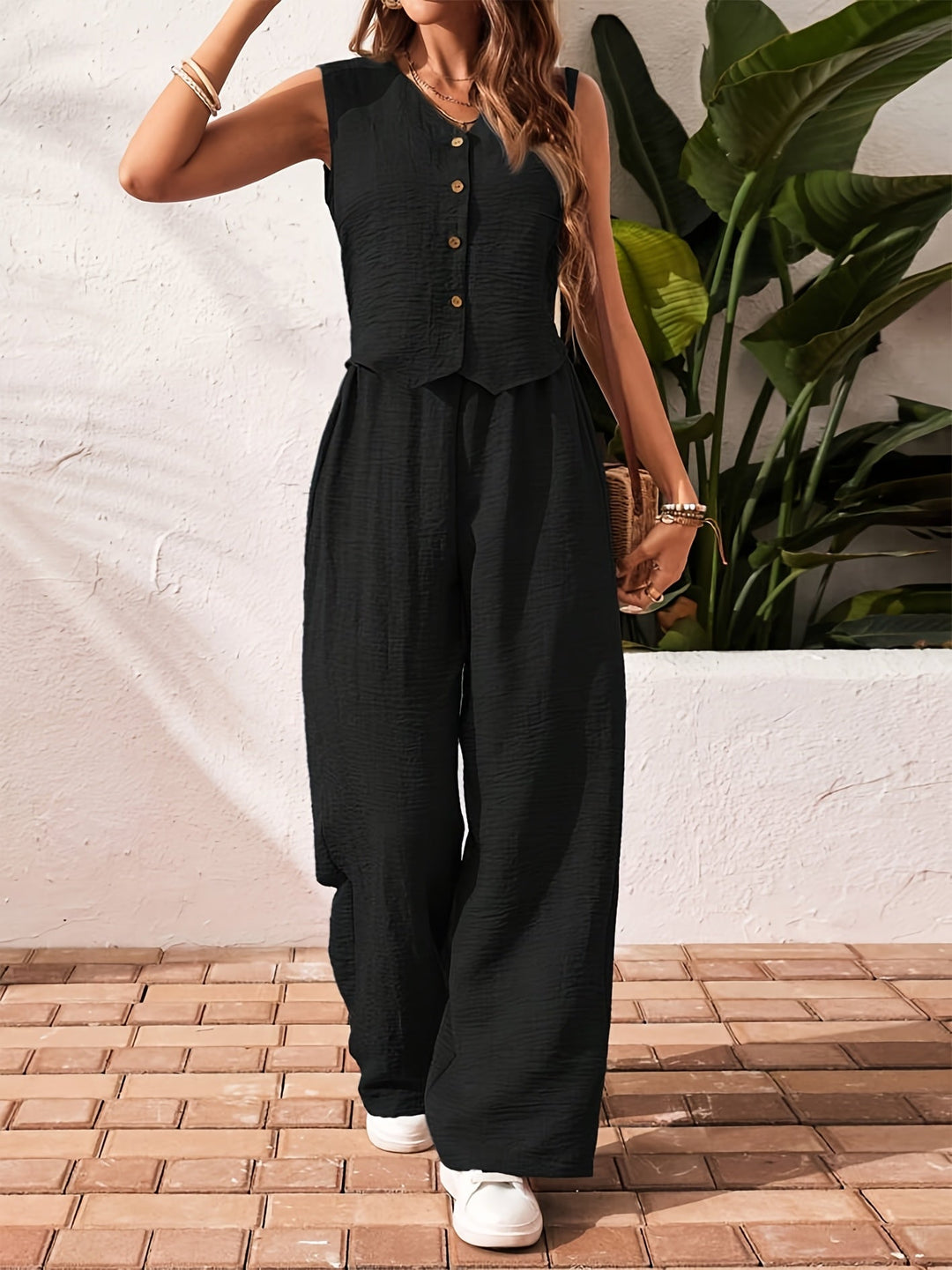 Lockerer Damen Anzug aus Weste & Hose. Ideal für entspannte Sommertage und stilvolle Auftritte.