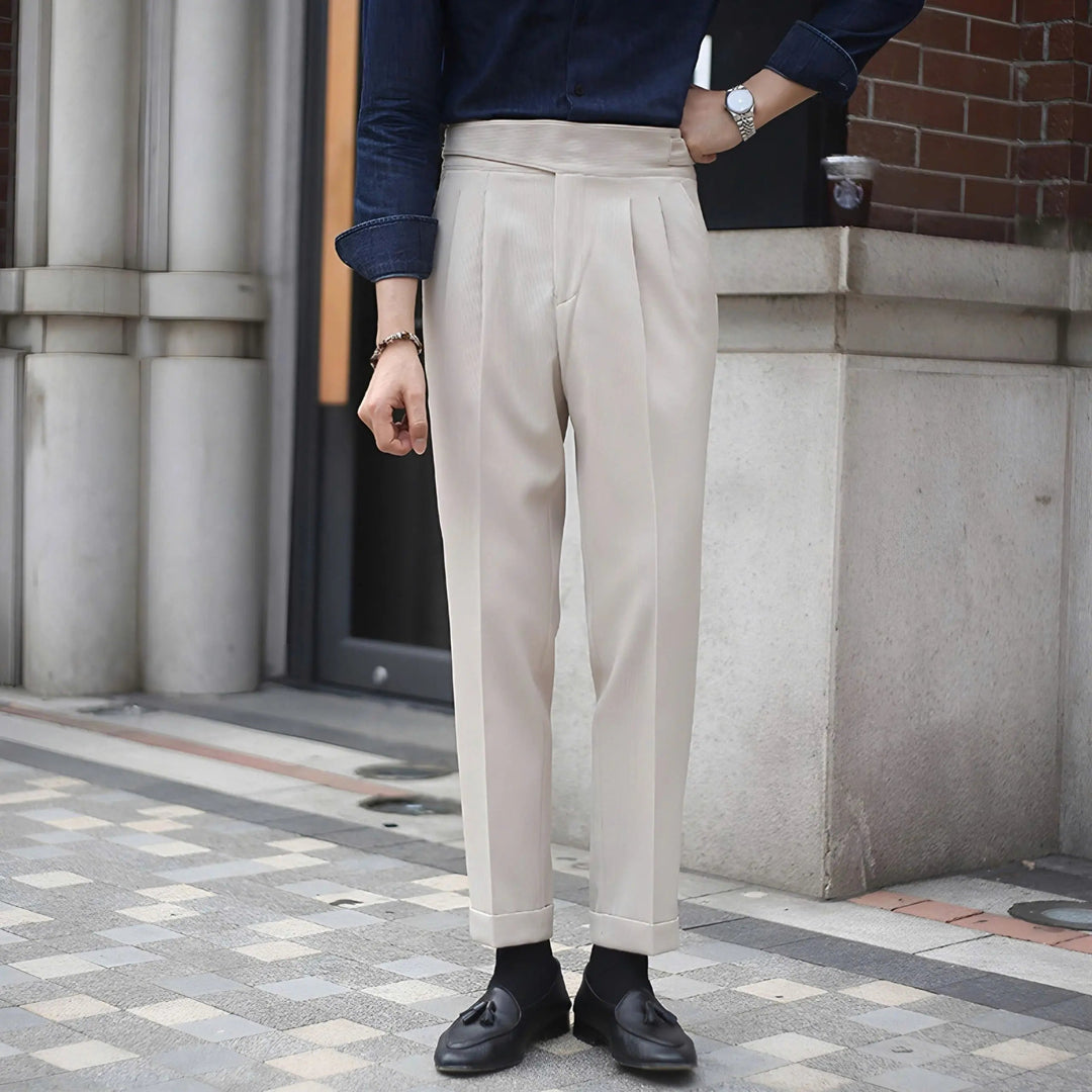 Klassische braune Herrenhose, bequem und vielseitig für Freizeit & Büro.