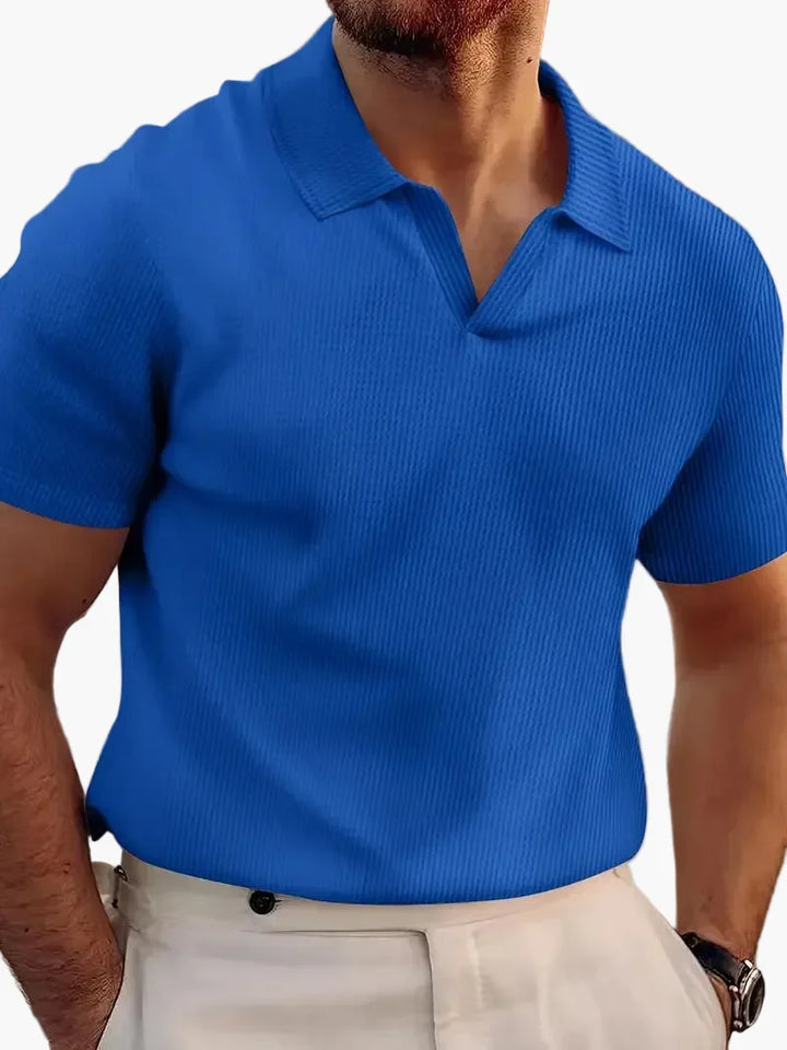 Stilvolles Männer Polohemd in Kurzarm-Ausführung mit V-Ausschnitt, ideal als lässiges Sommer-Freizeitshirt.