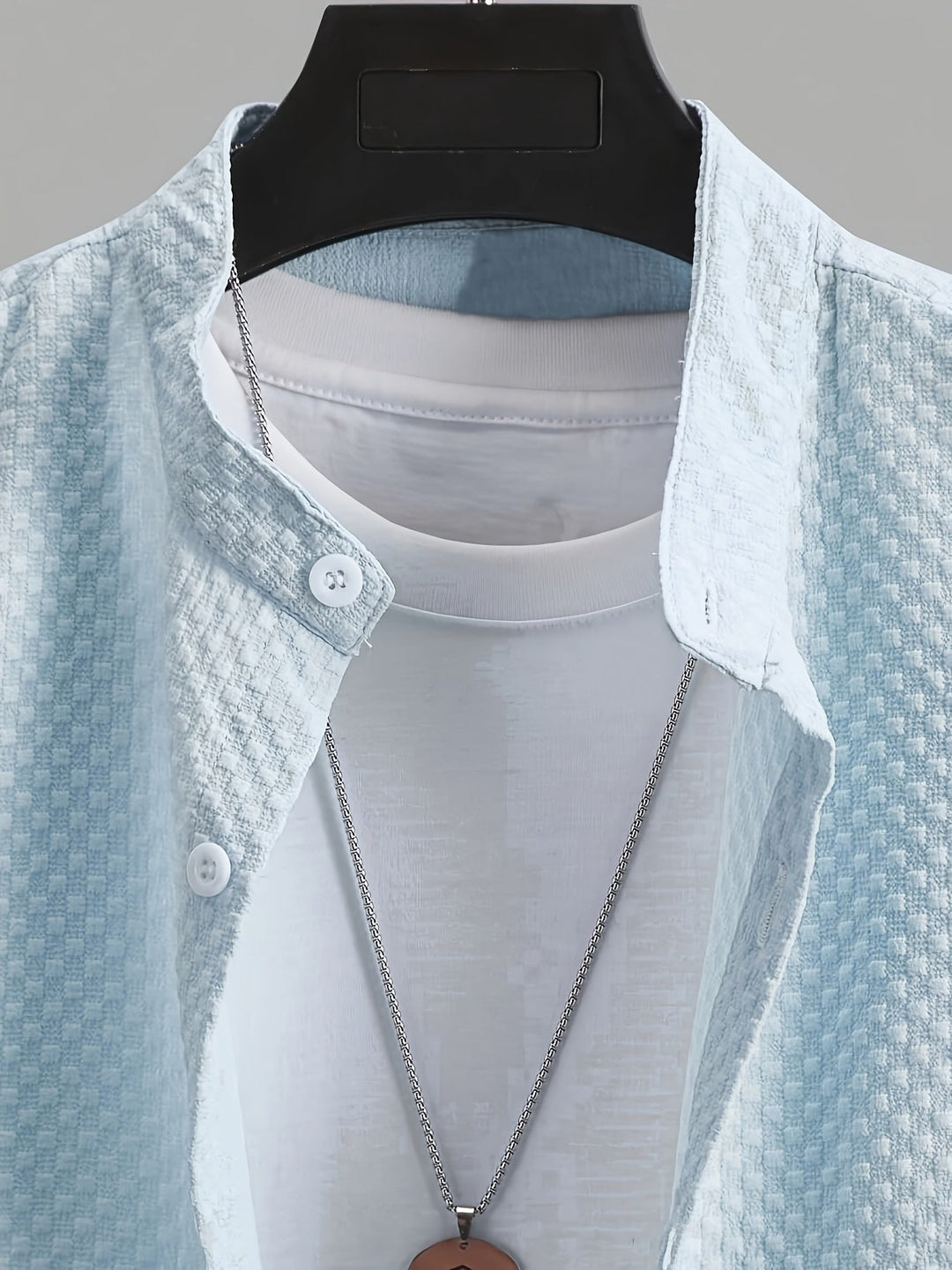 Produktfoto: Hochwertiges Herren Kurzarmhemd im Lagenlook-Stil. Modern und lässig für Freizeitmode.