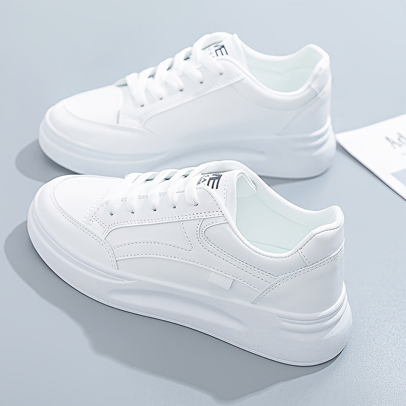 Moderner Damen Sneaker. Trendige Alltagsschuhe für modebewusste Frauen. Komfortabel und chic für jede Freizeit.