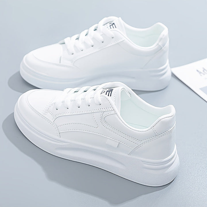 Moderner Damen Sneaker. Trendige Alltagsschuhe für modebewusste Frauen. Komfortabel und chic für jede Freizeit.