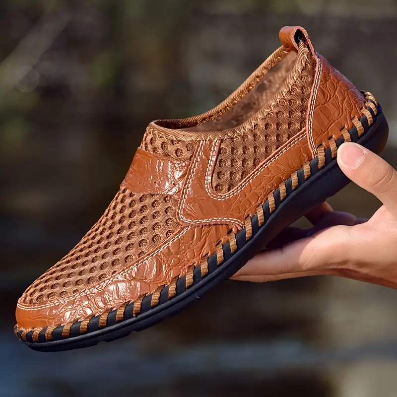 Herren Slipper beim Gehen, weite Passform, gedämpft, rutschfest – optimale Komfortschuhe für jede Aktivität.