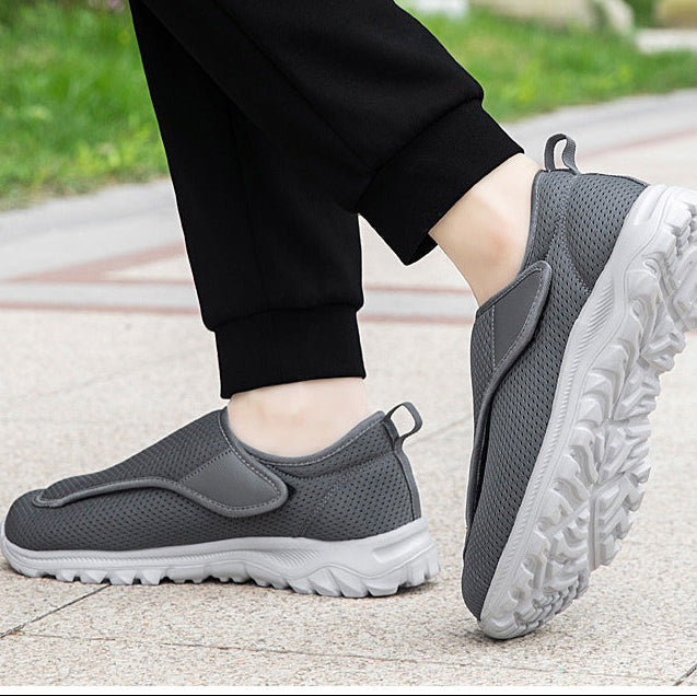Herren-Sneaker mit praktischem Klettverschluss für sicheren Halt und extra breiter Passform, bequem für lange Tage.