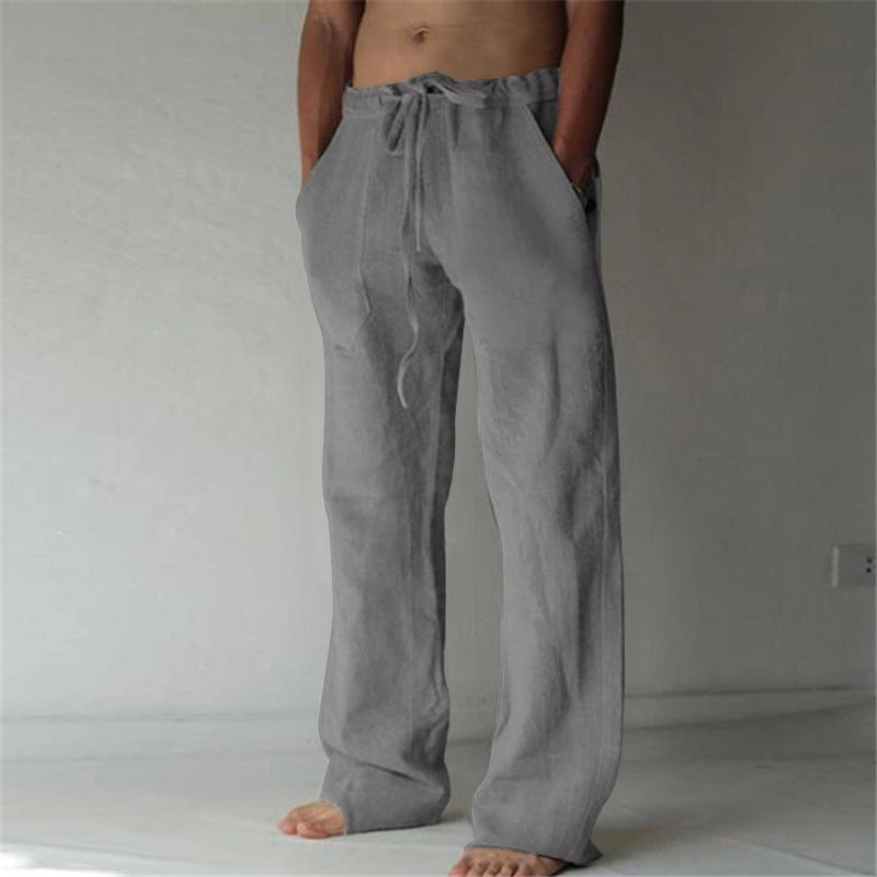 Mann entspannt in lässiger Herren Freizeithose mit Kordelzug, ideal für Komfort zuhause.