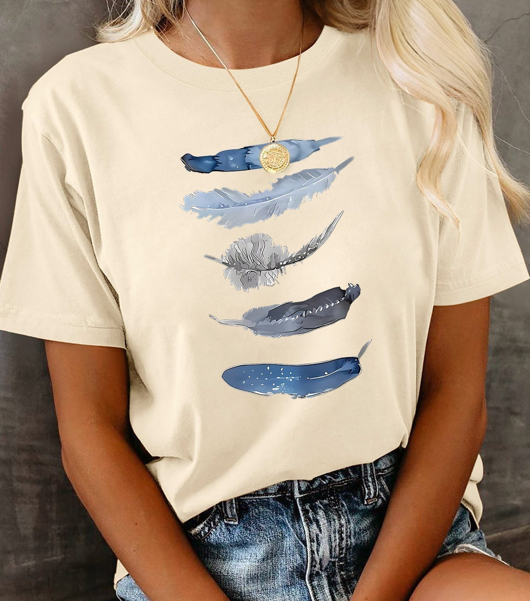 Casual Damen Shirt mit künstlerischem Feder-Print. Bequem und perfekt für Frühling & Sommer Mode.