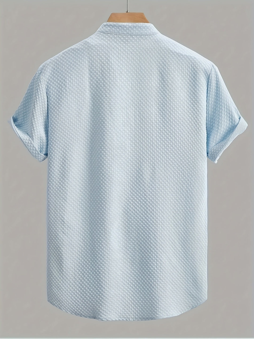 Vielseitiges Herren Freizeit Kurzarmhemd. Modern und lässig im Lagenlook für Sommer und Alltag.