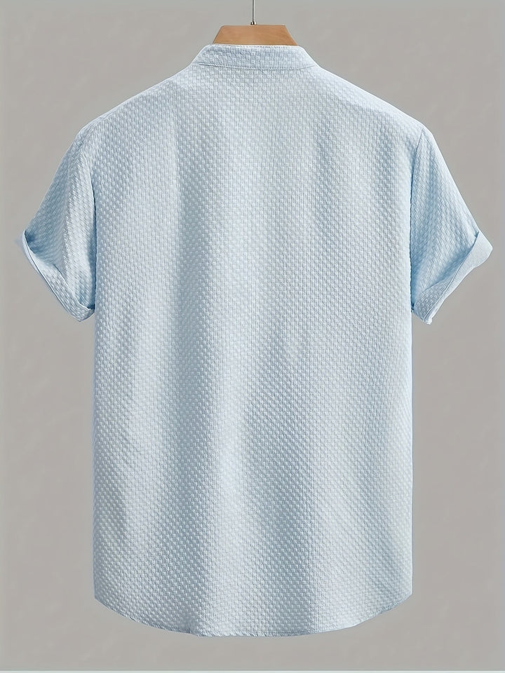 Vielseitiges Herren Freizeit Kurzarmhemd. Modern und lässig im Lagenlook für Sommer und Alltag.