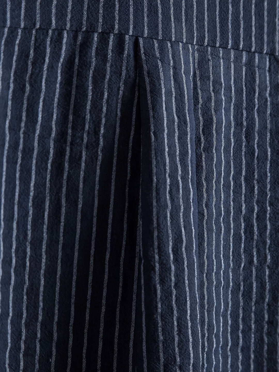 Elegantes Herren Streifenhemd mit Stehkragen und Kurzarm, vielseitig kombinierbar für Sommer & Büro.