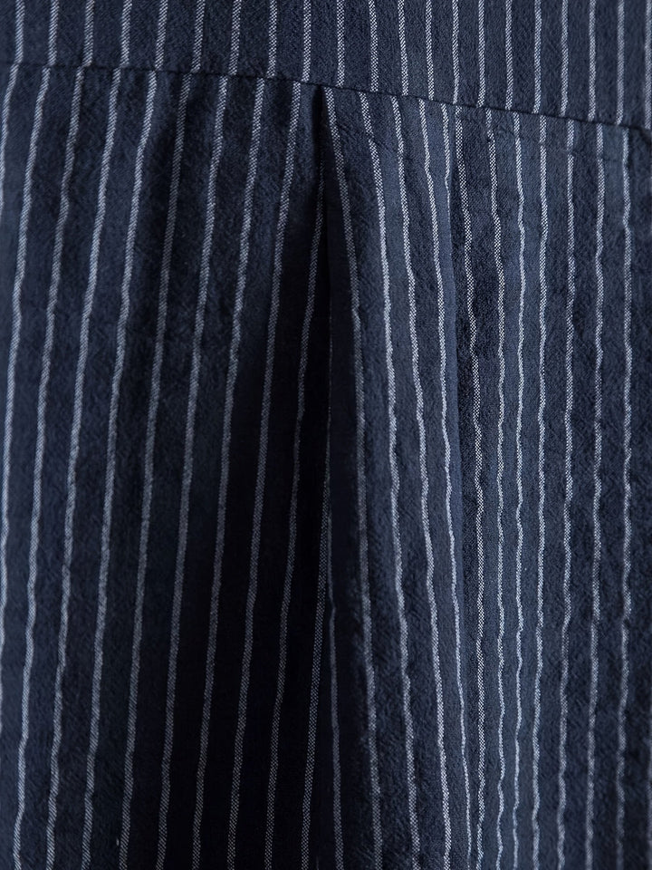 Elegantes Herren Streifenhemd mit Stehkragen und Kurzarm, vielseitig kombinierbar für Sommer & Büro.