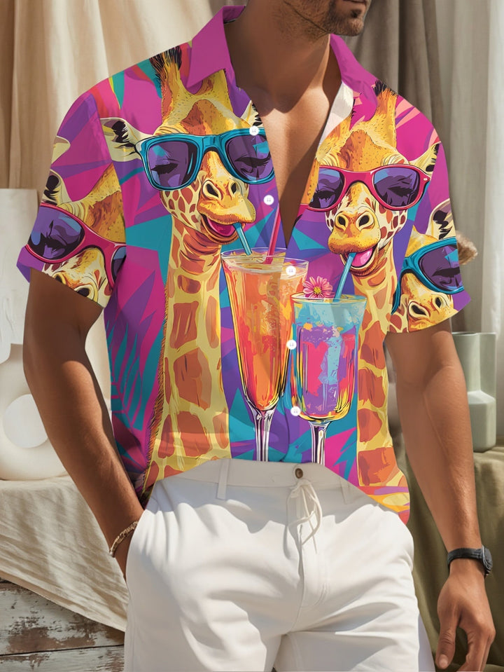 Herren Hawaii-Hemd mit Giraffen- & Cocktail-Print, ideal für Sommerurlaub & Freizeit.