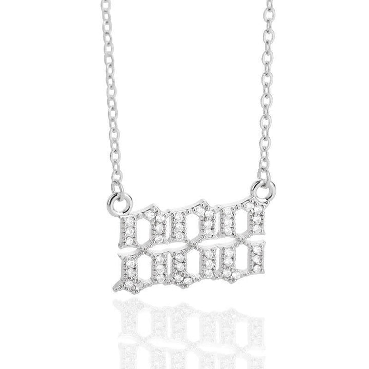 Stilvolle Geschenkidee: Damen-Halskette, goldfarben, mit Zirkonia-Engelszahl, rechteckig und elegant.