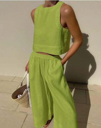 Modernes Damen Outfit: Zweiteiler mit ärmellosem Oberteil & fließender Hose. Ideal für warme Tage & Urlaub.