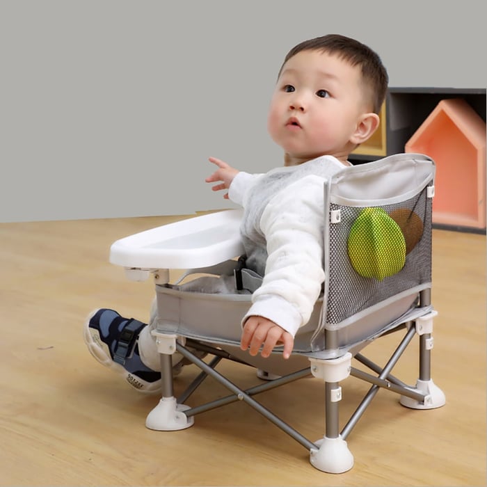 Verstellbarer Kinderhochstuhl für sichere Mahlzeiten. Tragbarer Babysitz mit Gurt für Kleinkinder, ideal für unterwegs.