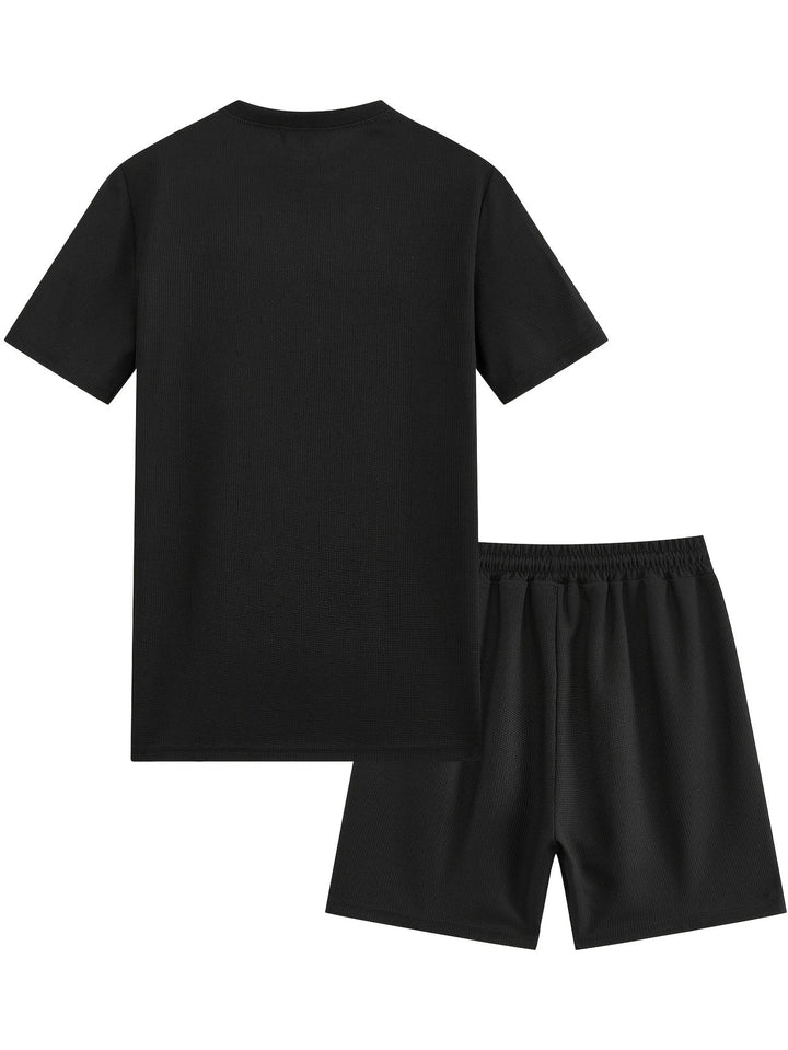 Stylisches Herren Sommerset: Atmungsaktives Sport-T-Shirt und passende kurze Hose für heiße Tage.