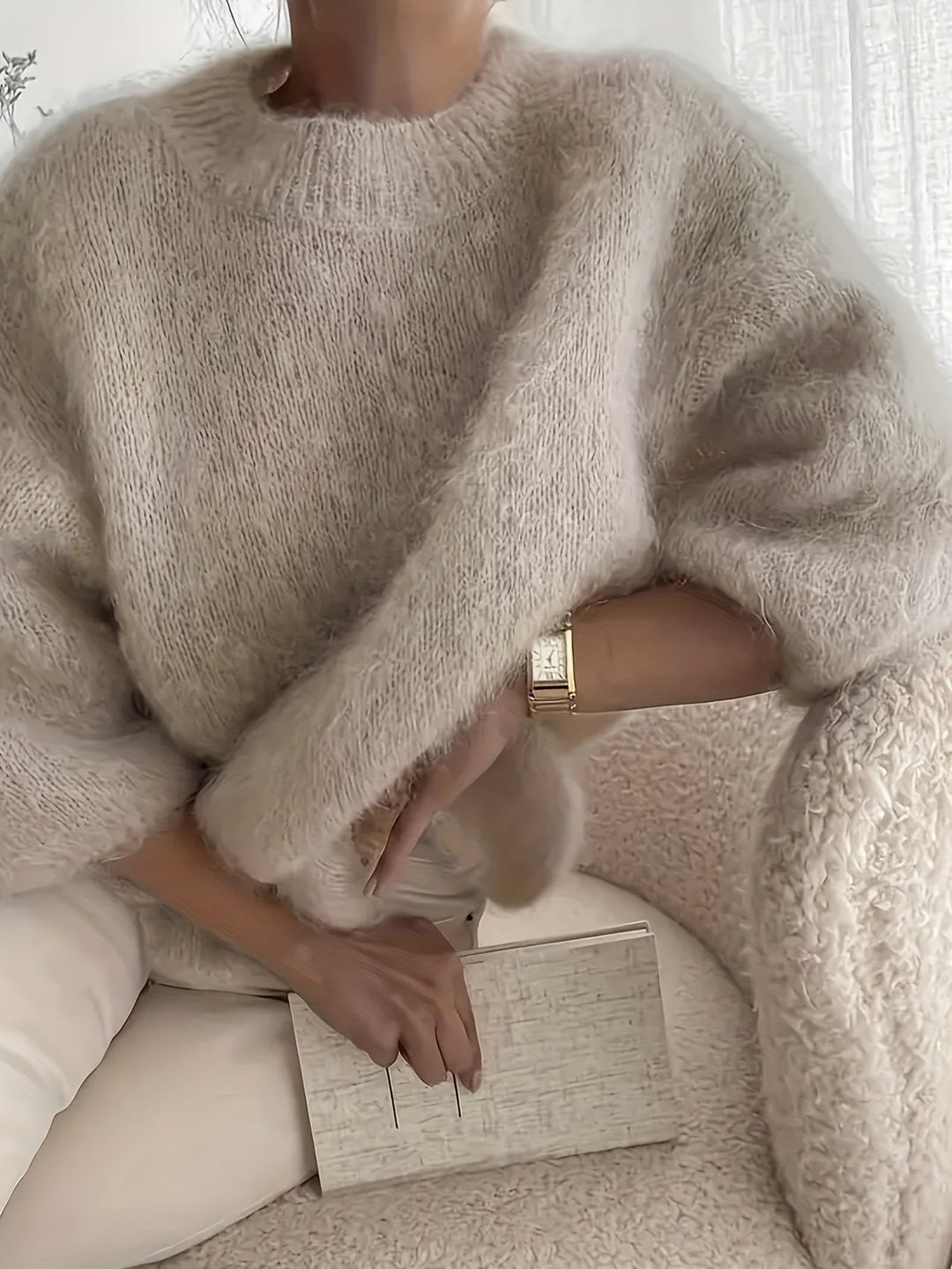 Pfirsichfarbener weicher Damen Pullover, flauschiger Rundhals für kuschelige Wintermode und Eleganz.