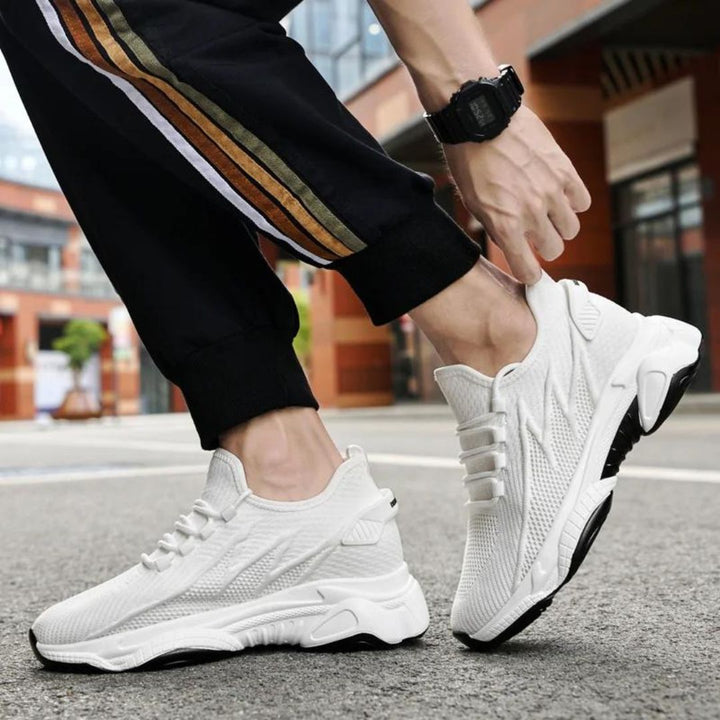Stilvolle Herren Sneaker, diskret erhöhend für eine schlankere Silhouette und mehr Präsenz.