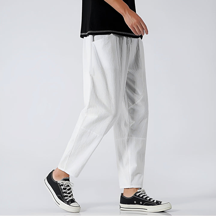 Vielseitige Herrenhose, Cropped Stil. Relaxed Fit für Casual Mode und urbanen Streetwear.