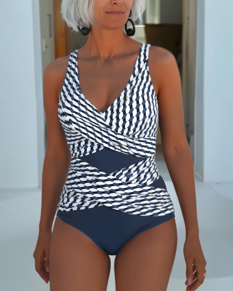 Figurformender Damen Badeanzug mit elegantem Überkreuz-Design. Luxuriöse Resort-Bademode für Strand & Pool.