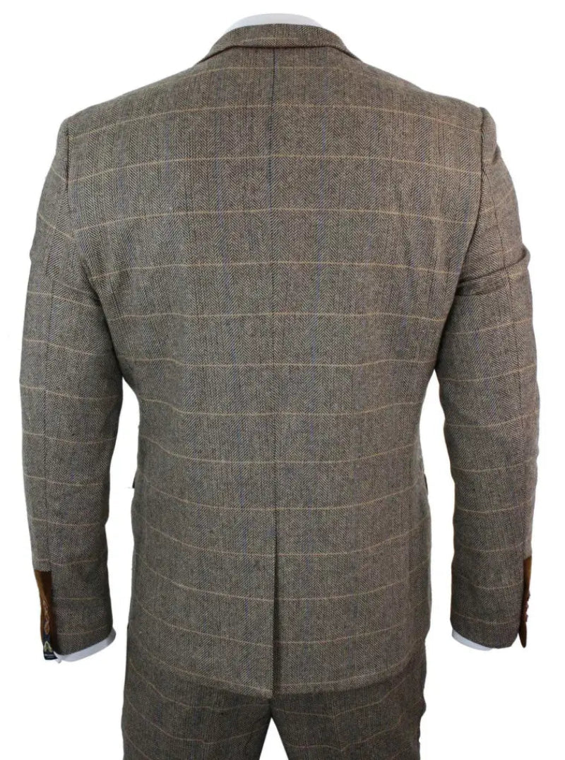 Festlicher Herrenanzug set im Vintage-Karomuster. Dreiteiliger Anzug für elegante Feiern.