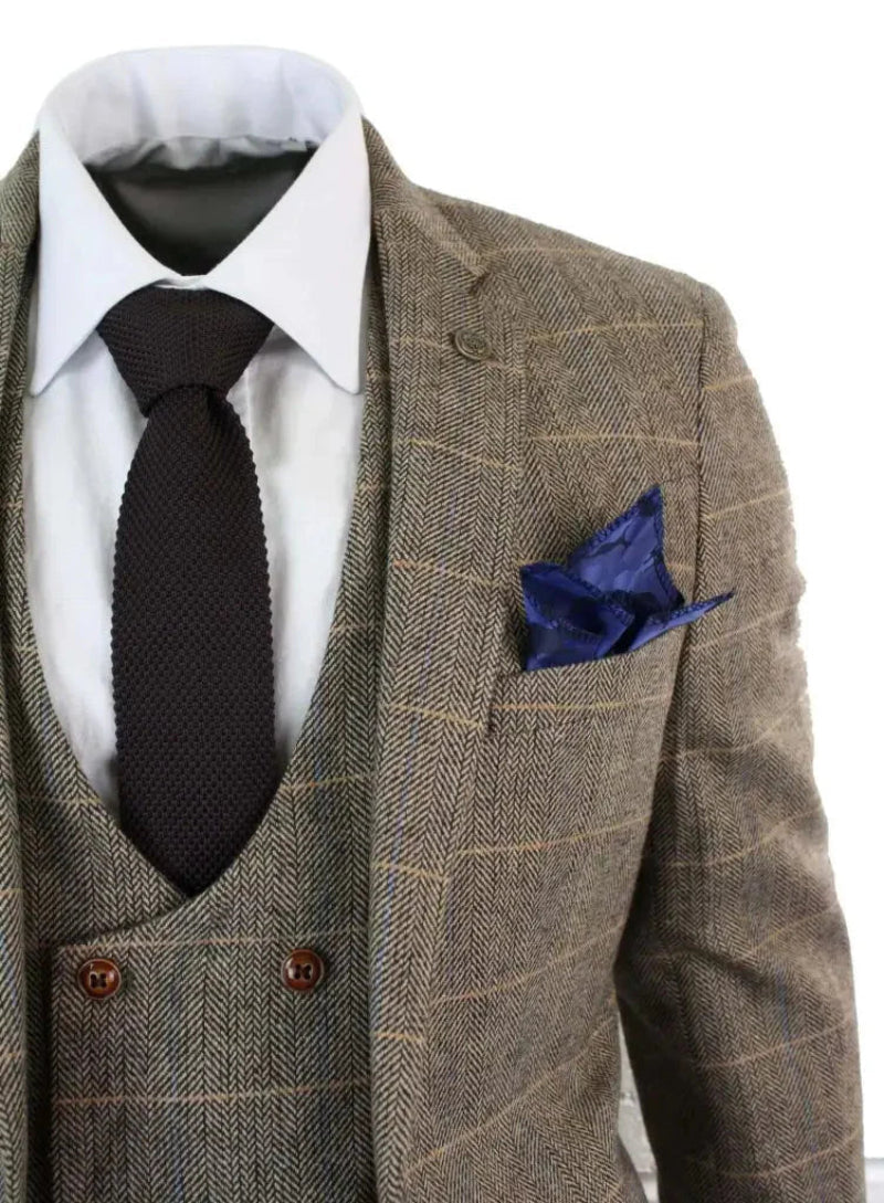 Klassischer Business-Herrenanzug: Dreiteilig, Karomuster. Vintage-Look, professionell & schick.