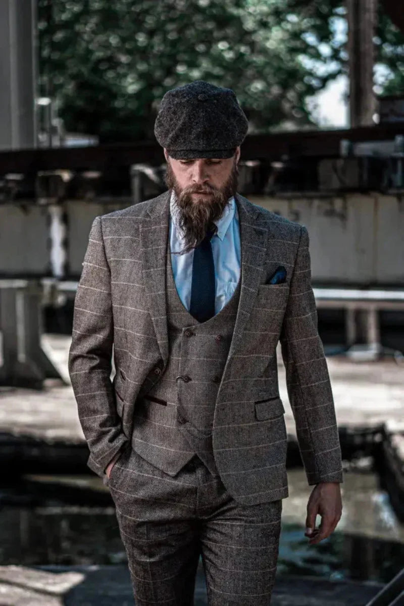 Stilvoller Herren-Dreiteiler mit Karomuster für Hochzeiten. Vintage-Ästhetik & Eleganz.