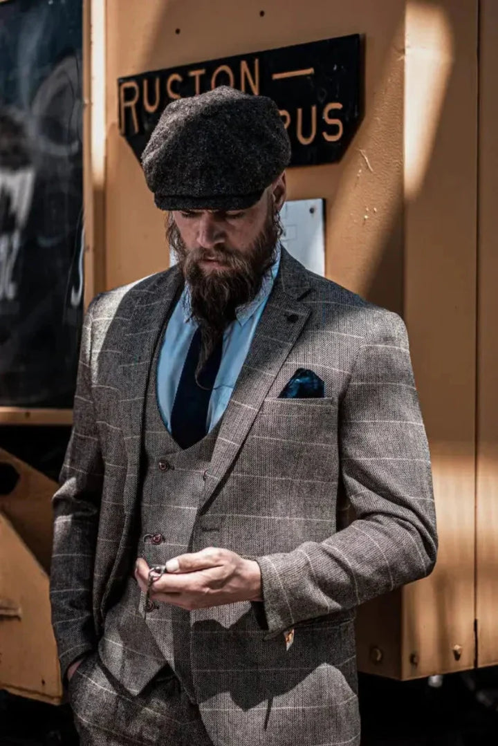 Herren Karomuster-Anzug dreiteilig. Zeitloser Vintage-Look, ideal für besondere Momente.