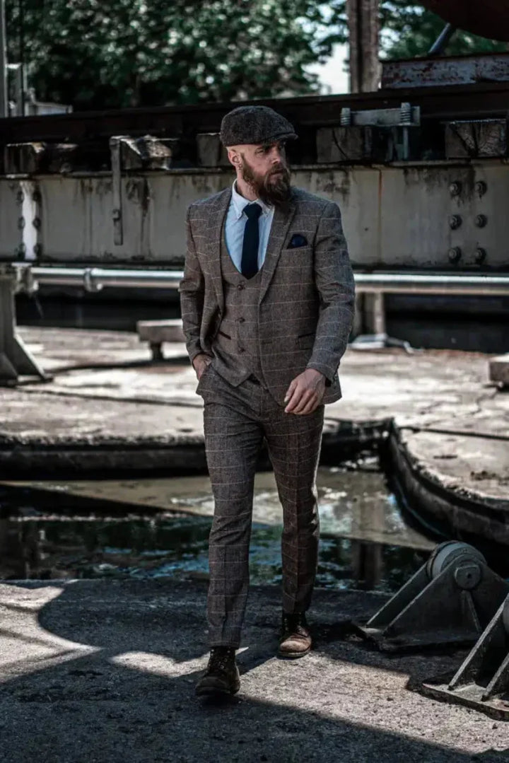 Edler Herren-Dreiteiler mit feinem Karomuster. Vintage-Look, ideal für gehobene Anlässe.