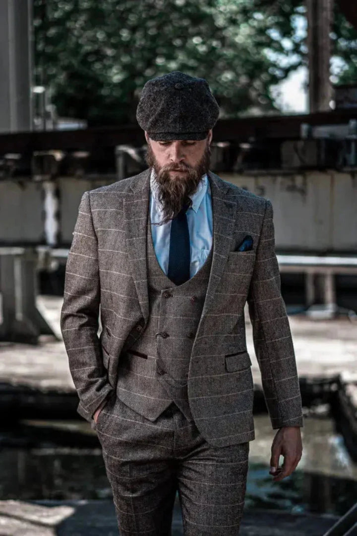 Herren Dreiteiler im Karomuster-Design. Eleganter Vintage-Look, ideal für gehobene Anlässe.