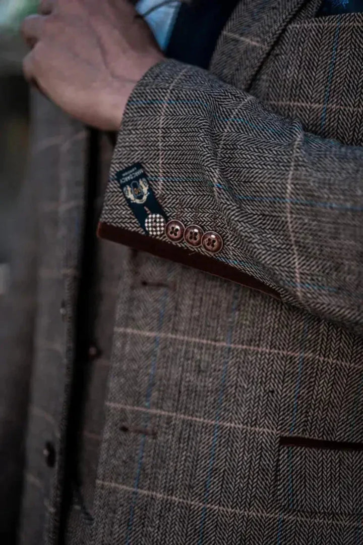 Klassischer Business-Anzug für Herren: Dreiteilig, Karomuster, zeitloser Vintage-Look.