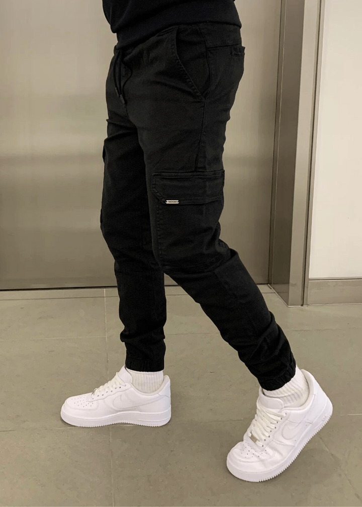 Detailaufnahme der Herren Cargo-Jogginghose: Praktische Seitentaschen, elastischer Bund und bequemer Schnitt.