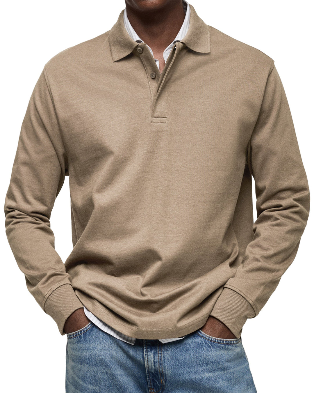Mann trägt modernes Herren Langarm-Poloshirt, perfekt kombiniert für einen smart-casual Auftritt.