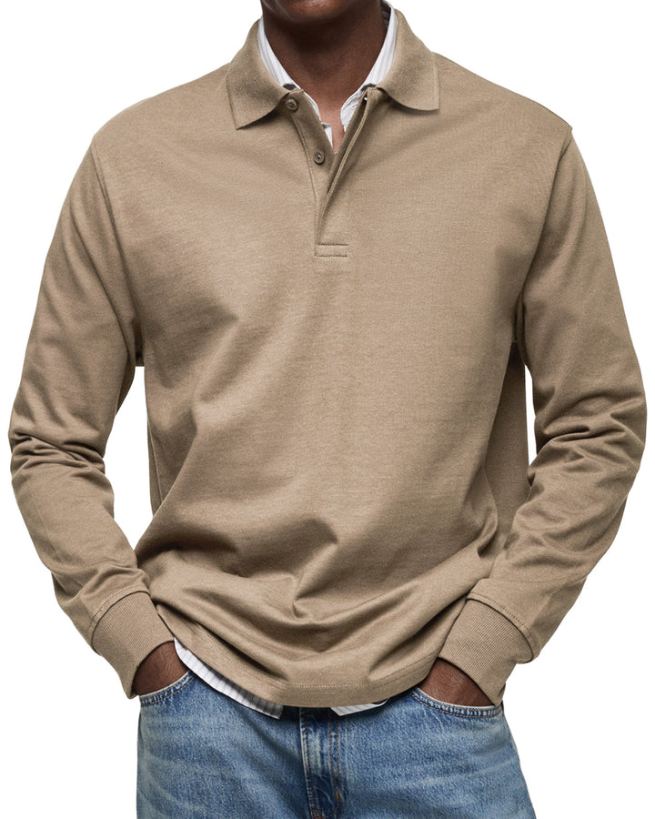 Mann trägt modernes Herren Langarm-Poloshirt, perfekt kombiniert für einen smart-casual Auftritt.