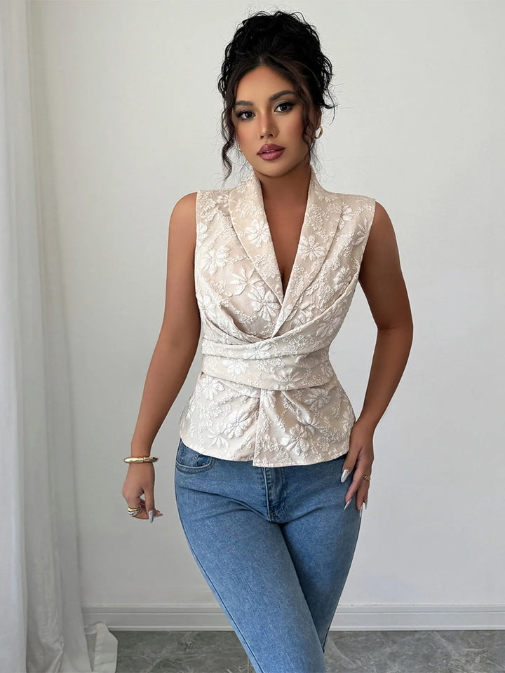 Rückenansicht des leichten, ärmellosen Damen Tops in Aprikose mit sommerlichem Blumenmuster, fließender Schnitt.
