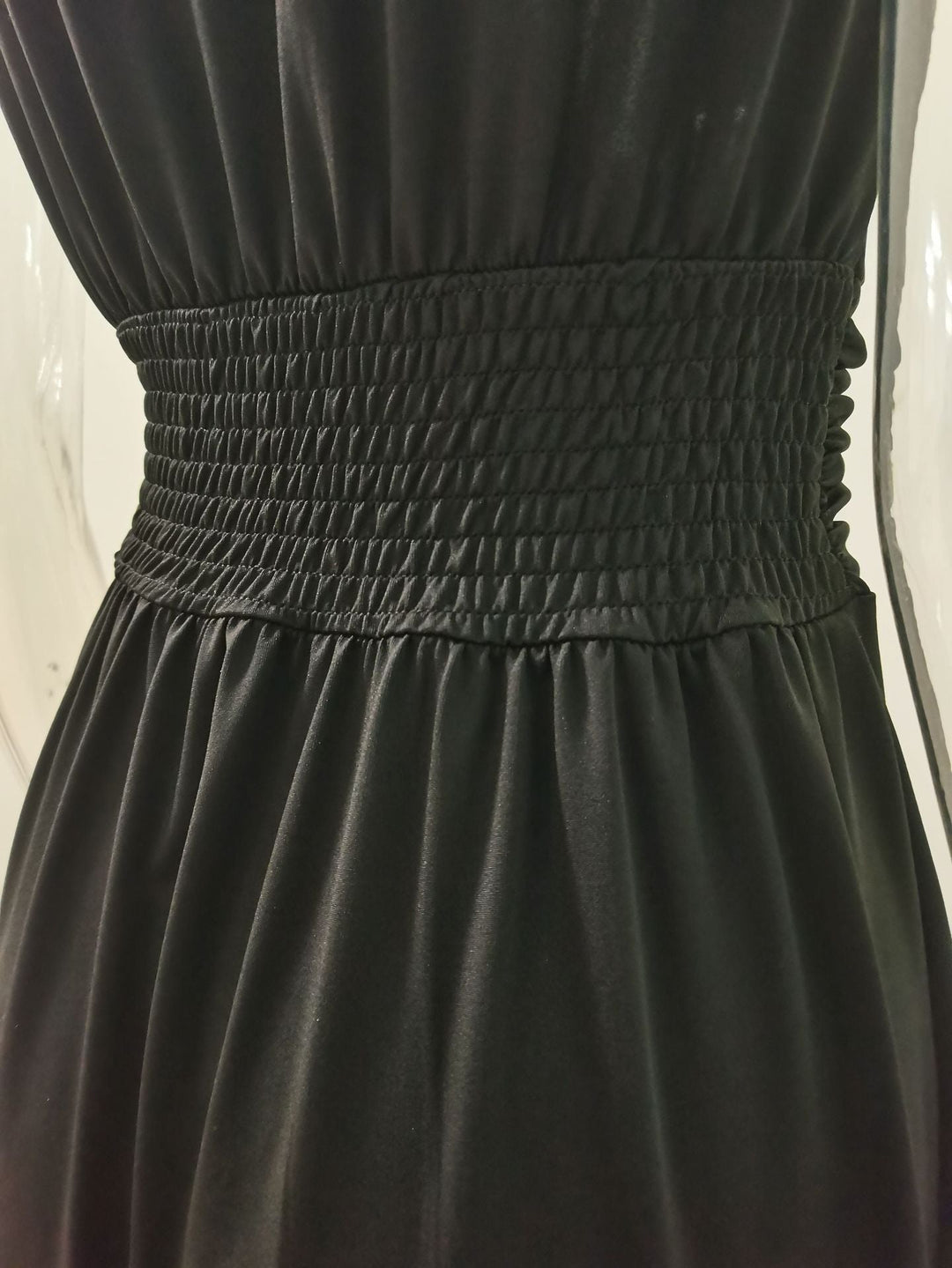 Vorderansicht des femininen Maxikleids mit V-Ausschnitt & Schlitz. Ein langes Abendkleid für stilvolle Damen.