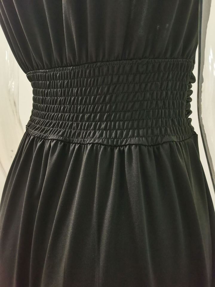 Vorderansicht des femininen Maxikleids mit V-Ausschnitt & Schlitz. Ein langes Abendkleid für stilvolle Damen.