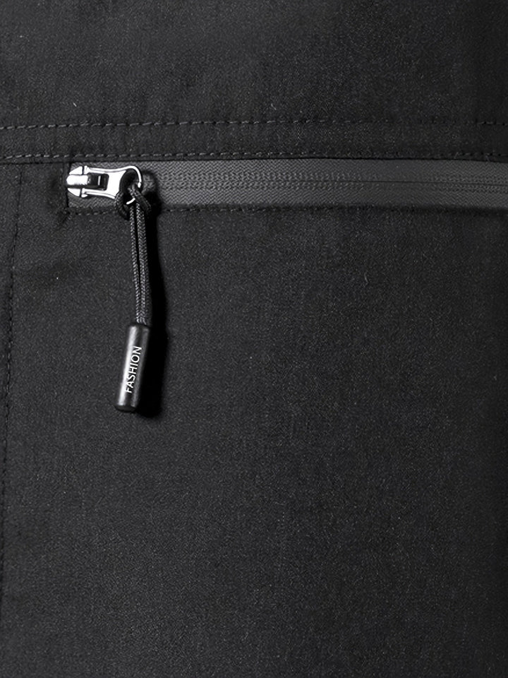 Bequeme Herren Sportshorts in Grau mit Kordelzug & Reißverschlusstaschen. Für Alltag & Sport.
