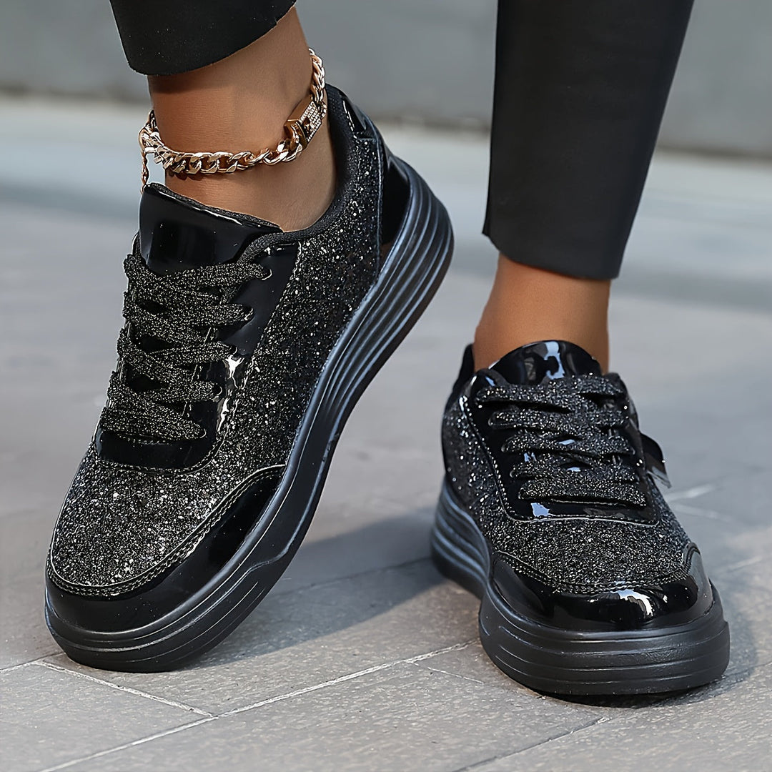 Nahaufnahme der funkelnden Glitzer-Details auf modischen Damen Plateau Sneakern. Party-Schuhe für Frauen.