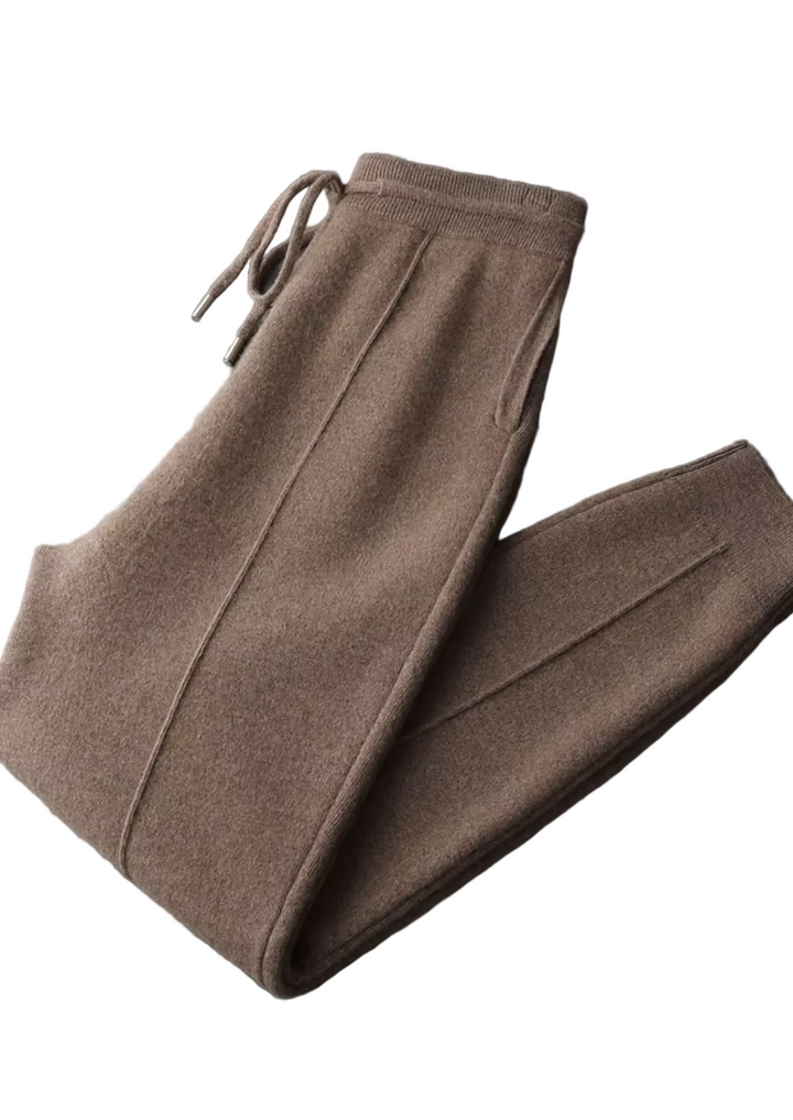Seitenansicht der komfortablen, gestrickten Herren-Loungehose. Mit elastischem Bund für lässige Eleganz.