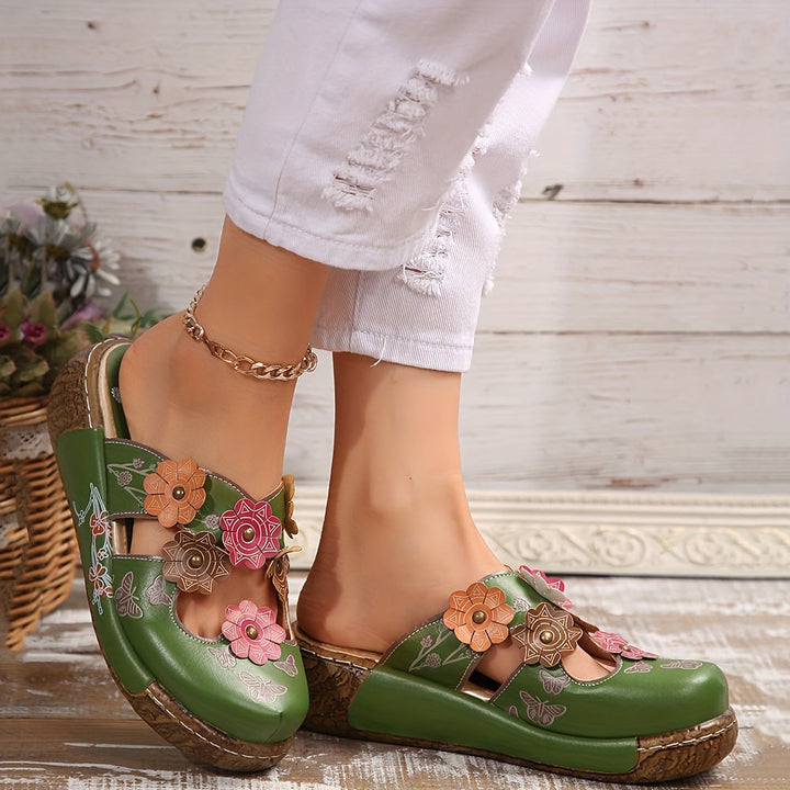 Damen Keilabsatz-Pantoletten im Boho-Stil mit eleganten Blumen- & Schmetterlings-Applikationen, ideal für Sommer.