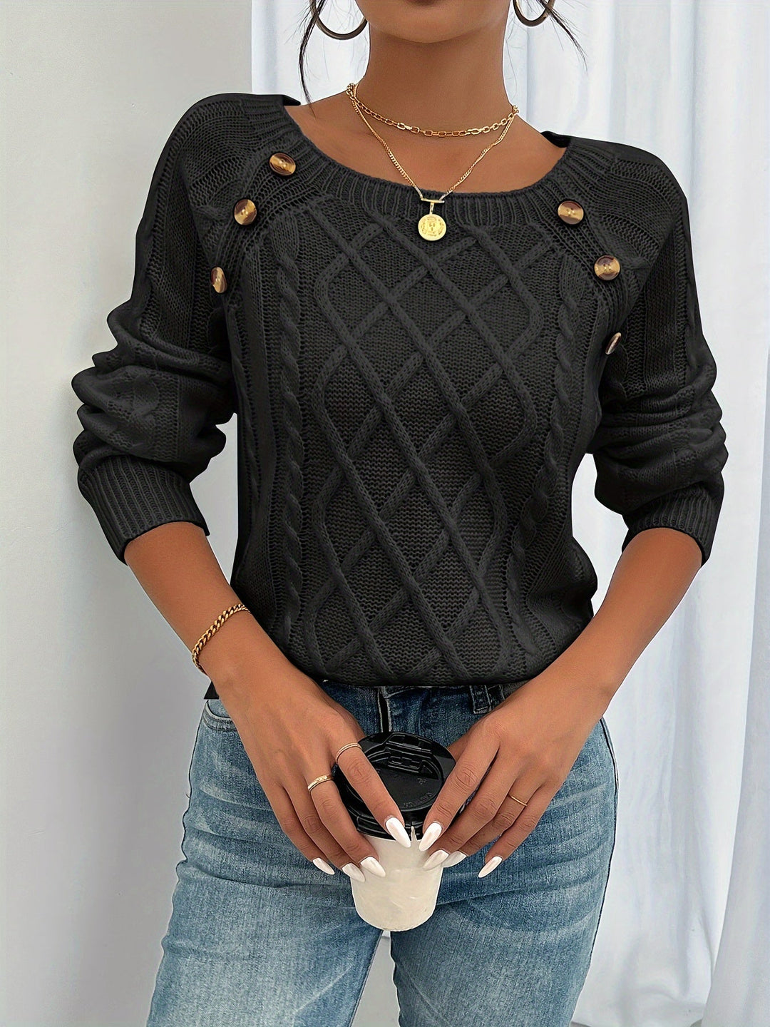 Eleganter Damen Strickpullover in Zopfmuster-Optik mit Knopfdetails am Kragen. Perfekter Winterpullover.